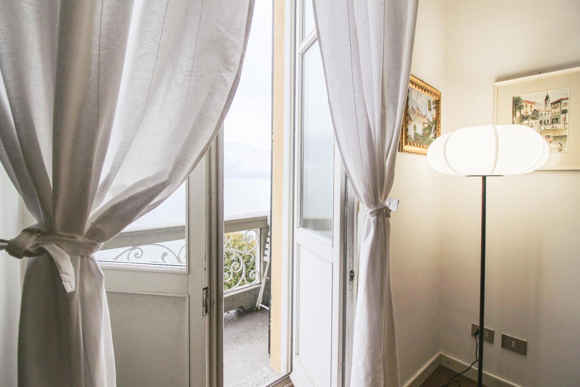 Lario Elegante Apartment Menaggio Bagian luar foto