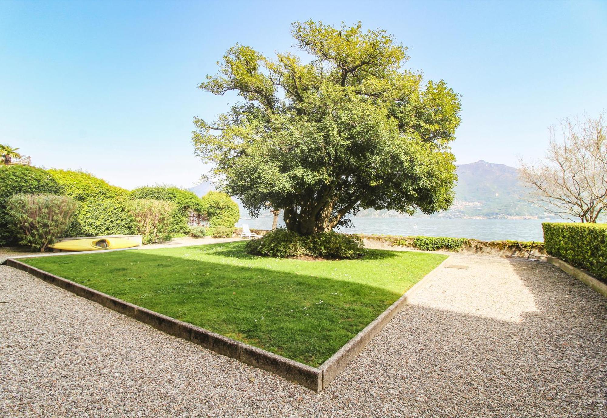 Lario Elegante Apartment Menaggio Bagian luar foto